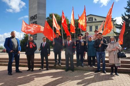 Тюменские коммунисты возложили цветы в честь 75-летия окончания Второй мировой войны