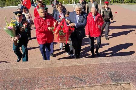Республика Чувашия, Чебоксары. Цветы к Вечному огню в день 75-летия Победы над милитаристской Японией