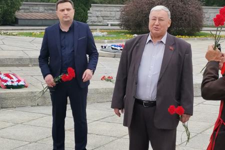 Калининградские коммунисты возложили цветы в честь окончания Второй мировой войны