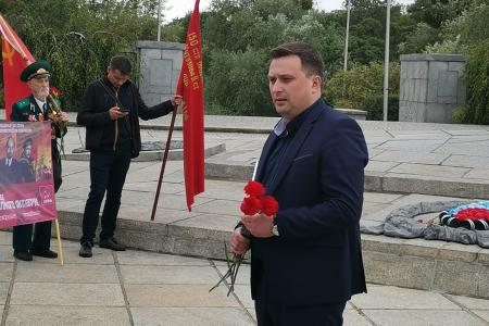 Калининградские коммунисты возложили цветы в честь окончания Второй мировой войны