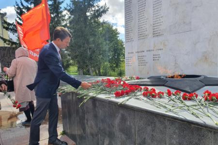 Тюменские коммунисты возложили цветы в честь 75-летия окончания Второй мировой войны