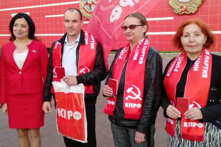 В Калуге прошла торжественная церемония вручения партийных билетов
