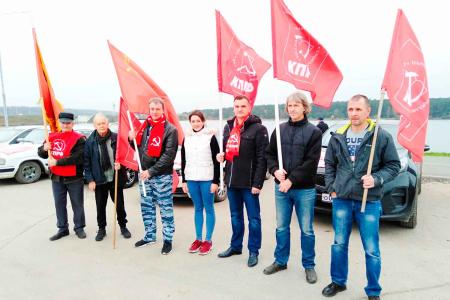 Калужские коммунисты провели автопробег  в честь дня рождения ВЛКСМ