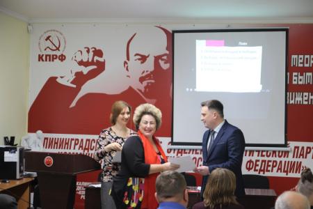 Лидер калининградских коммунистов Максим Буланов вручил дипломы выпускникам 1-го потока партийной школы