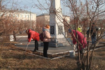 Забайкальский край. Читинские коммунисты и комсомольцы убрали территорию возле памятника красным партизанам
