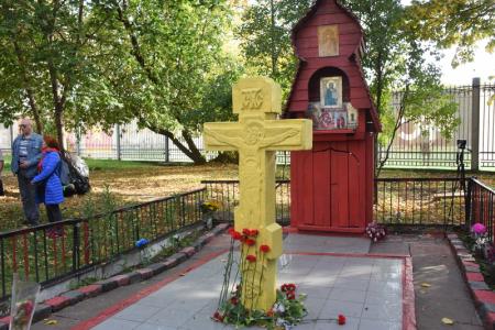 «Не забудем! Не простим!». Активисты КПРФ в Москве возложили венки и цветы к памятному Кресту защитникам Дома Советов