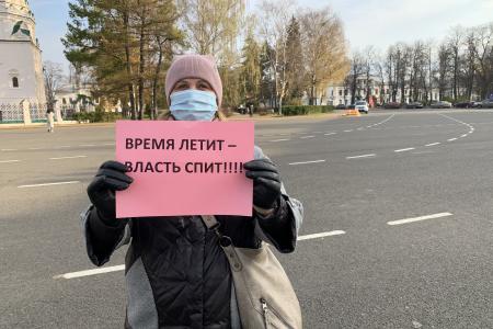 Поддержать жителей разрушенного дома на улице Батова вышел руководитель фракции КПРФ в Ярославской областной Думе А.В. Воробьев