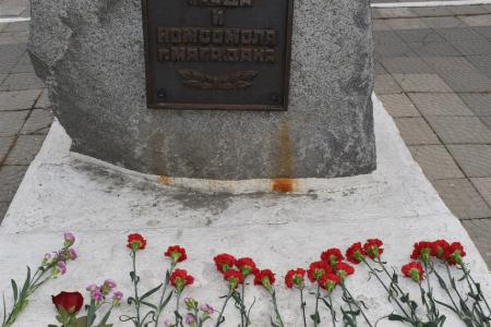 В день рождения Комсомола ветераны и молодые комсомольцы возложили цветы к памятнику «Ветеранам севера, труда и Комсомола» в г. Магадане