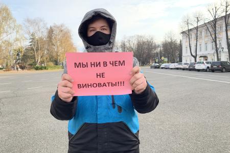 Поддержать жителей разрушенного дома на улице Батова вышел руководитель фракции КПРФ в Ярославской областной Думе А.В. Воробьев