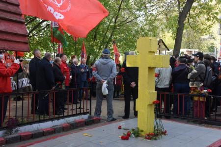 «Не забудем! Не простим!». Активисты КПРФ в Москве возложили венки и цветы к памятному Кресту защитникам Дома Советов