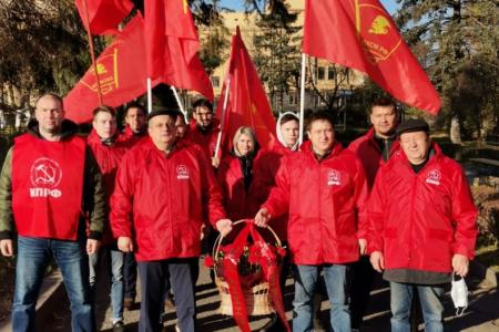 В Чувашии 102-ю годовщину комсомола отметили возложением цветов к памятнику В.И. Ленину и автопробегом