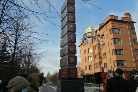 В Новосибирске открыли шестиметровый памятник, посвященный Ленинскому Комсомолу
