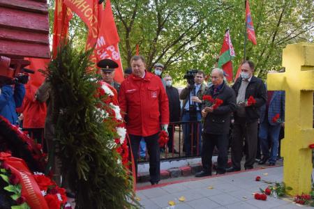 «Не забудем! Не простим!». Активисты КПРФ в Москве возложили венки и цветы к памятному Кресту защитникам Дома Советов