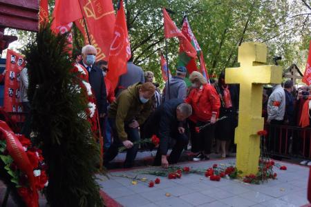 «Не забудем! Не простим!». Активисты КПРФ в Москве возложили венки и цветы к памятному Кресту защитникам Дома Советов