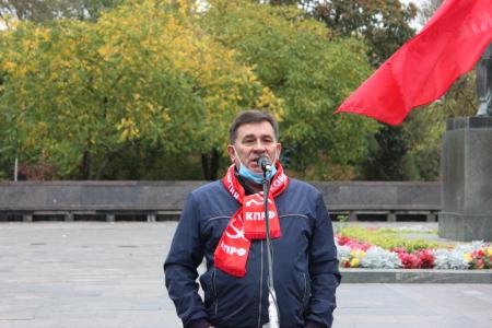 В Пскове прошел митинг в память о защитниках Советской власти