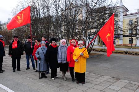 В день рождения Комсомола ветераны и молодые комсомольцы возложили цветы к памятнику «Ветеранам севера, труда и Комсомола» в г. Магадане