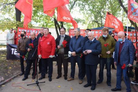 «Не забудем! Не простим!». Активисты КПРФ в Москве возложили венки и цветы к памятному Кресту защитникам Дома Советов