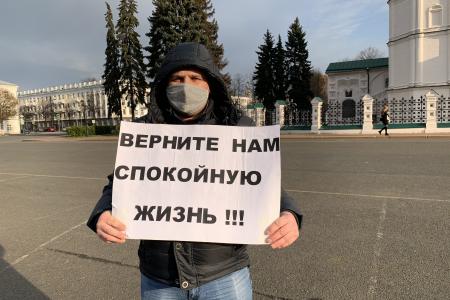 Поддержать жителей разрушенного дома на улице Батова вышел руководитель фракции КПРФ в Ярославской областной Думе А.В. Воробьев