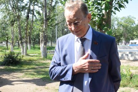Депутат на округе. Владимир Поздняков принимает наказы избирателей