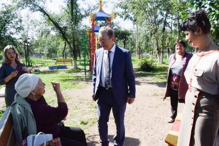 Депутат на округе. Владимир Поздняков принимает наказы избирателей