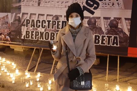 Якутский реском КПРФ провел акцию «Свеча памяти», посвященную 25-летию со дня расстрела Советской власти