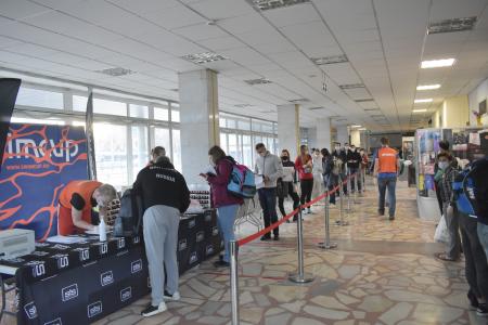 Москва. Спортивный клуб КПРФ провел заплыв на длинные дистанции в бассейне