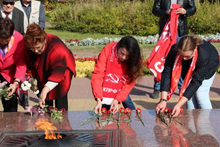 Калуга. Возложение цветов в память о защитниках Советской Конституции