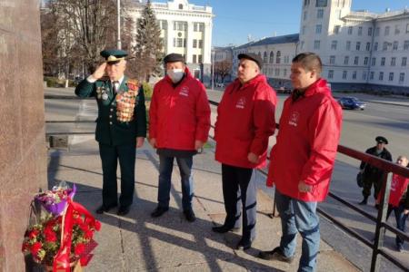 В Чувашии 102-ю годовщину комсомола отметили возложением цветов к памятнику В.И. Ленину и автопробегом