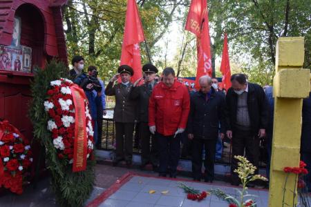 «Не забудем! Не простим!». Активисты КПРФ в Москве возложили венки и цветы к памятному Кресту защитникам Дома Советов