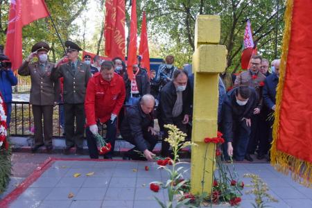 «Не забудем! Не простим!». Активисты КПРФ в Москве возложили венки и цветы к памятному Кресту защитникам Дома Советов