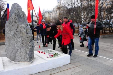 В день рождения Комсомола ветераны и молодые комсомольцы возложили цветы к памятнику «Ветеранам севера, труда и Комсомола» в г. Магадане