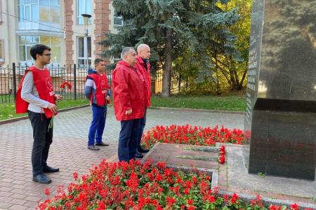 В трагический день расстрела Верховного Совета чебоксарские коммунисты организовали автопробег «Не забудем! Не простим!»