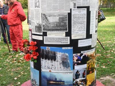 «Не забудем! Не простим!». Активисты КПРФ в Москве возложили венки и цветы к памятному Кресту защитникам Дома Советов