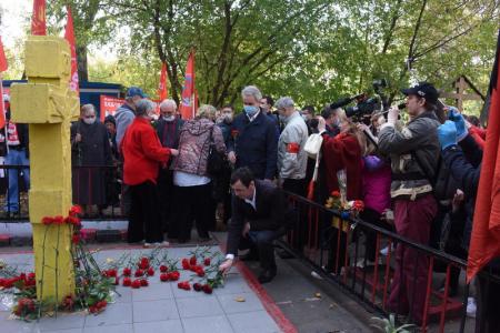 «Не забудем! Не простим!». Активисты КПРФ в Москве возложили венки и цветы к памятному Кресту защитникам Дома Советов