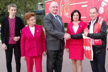 В Калуге прошла торжественная церемония вручения партийных билетов