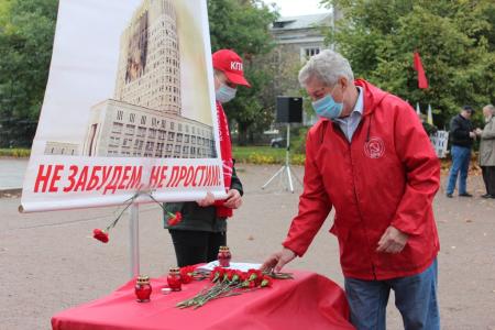 В Пскове прошел митинг в память о защитниках Советской власти