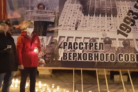 Якутский реском КПРФ провел акцию «Свеча памяти», посвященную 25-летию со дня расстрела Советской власти