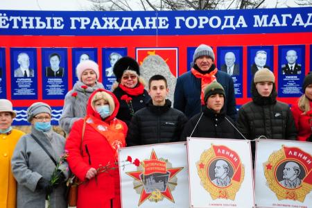 В день рождения Комсомола ветераны и молодые комсомольцы возложили цветы к памятнику «Ветеранам севера, труда и Комсомола» в г. Магадане