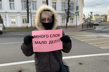 Поддержать жителей разрушенного дома на улице Батова вышел руководитель фракции КПРФ в Ярославской областной Думе А.В. Воробьев