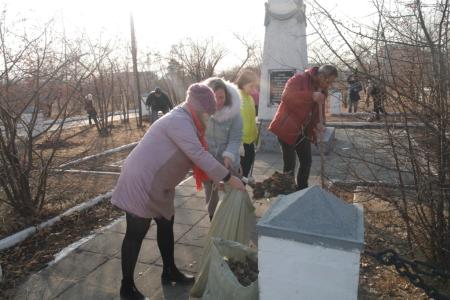 Забайкальский край. Читинские коммунисты и комсомольцы убрали территорию возле памятника красным партизанам