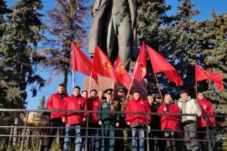 В Чувашии 102-ю годовщину комсомола отметили возложением цветов к памятнику В.И. Ленину и автопробегом