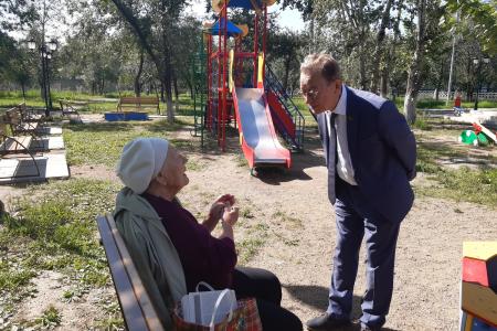 Депутат на округе. Владимир Поздняков принимает наказы избирателей