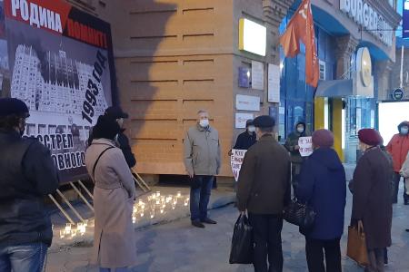 Якутский реском КПРФ провел акцию «Свеча памяти», посвященную 25-летию со дня расстрела Советской власти
