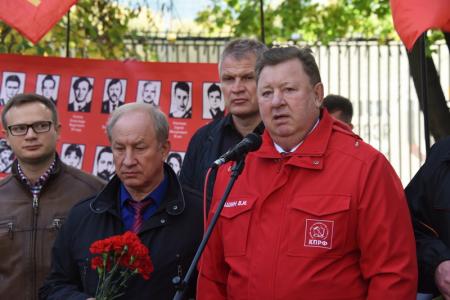 «Не забудем! Не простим!». Активисты КПРФ в Москве возложили венки и цветы к памятному Кресту защитникам Дома Советов
