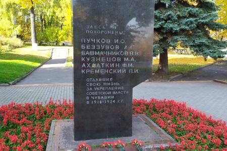 В трагический день расстрела Верховного Совета чебоксарские коммунисты организовали автопробег «Не забудем! Не простим!»
