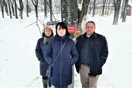 Костромичи согрели деревья красными шарфиками