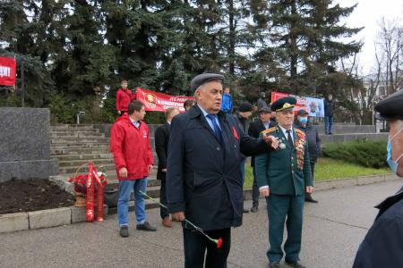 В Чувашии в честь 103-й годовщины Великого Октября возлагали цветы, проводили автопробеги и одиночные пикеты