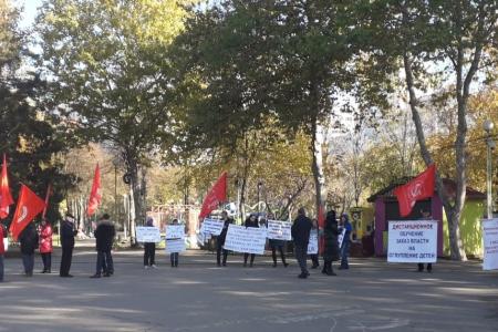 Краснодар. Активисты КПРФ и других левых сил провели пикет против антинародной политики партии власти