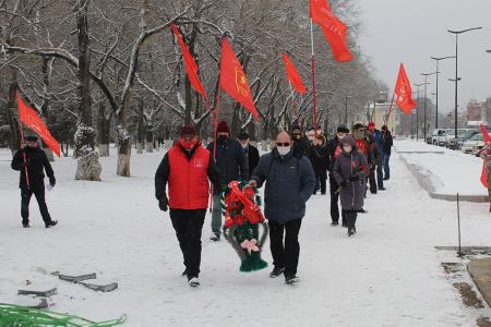 В Амурской области коммунисты возложили цветы к памятнику Ленина в день годовщины Великого Октября