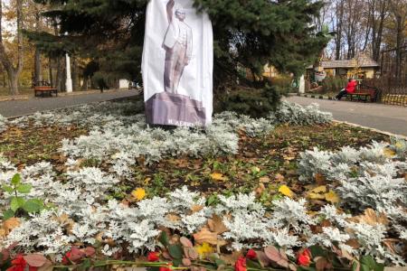 Цветы к Ленину и вручение партбилетов – белгородские коммунисты отметили годовщину Великой Октябрьской социалистической революции